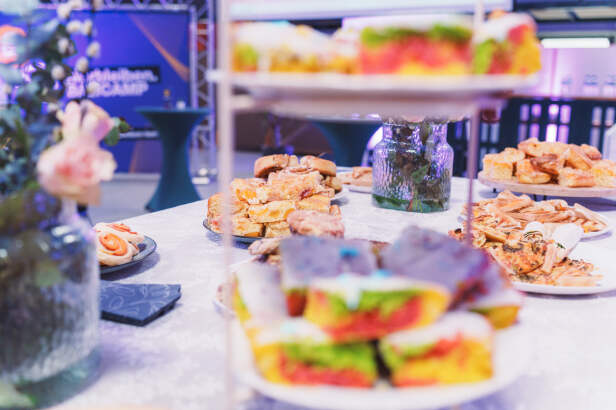 Kuchen auf einer Etagere